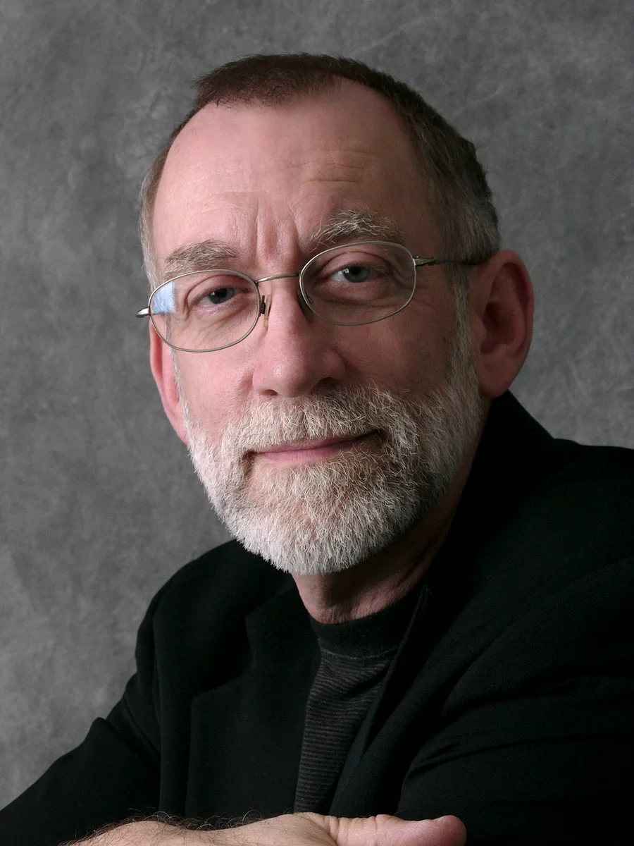 Howard Zehr，2005 年自拍。图片来源：Wikimedia Commons，CC BY 3.0
